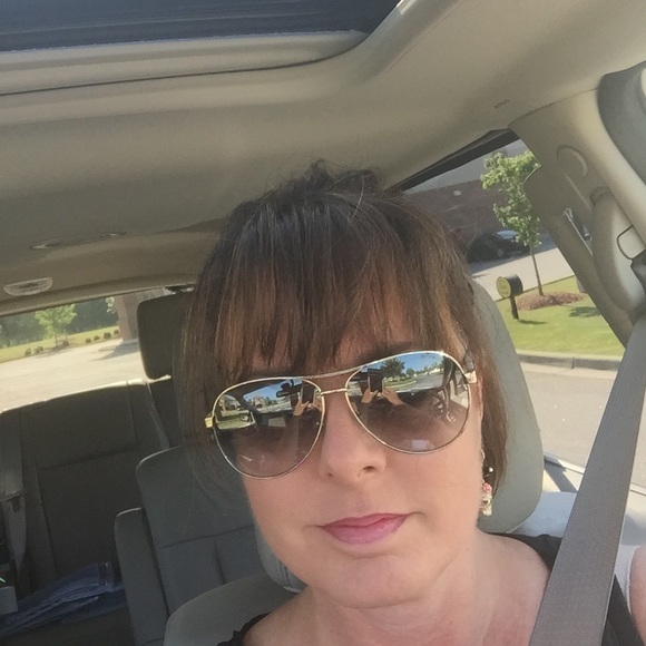 Meet your Posher, Laura - Picture 1 of 1